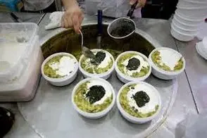 تابلو نصب شده روی سر در یک آش‌فروشی در بازار خبرساز شد