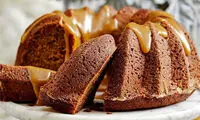 طرز تهیه کیک نسکافه کافی‌شاپی با سس خامه‌ای