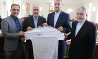 اهدای پیراهن تیم ملی به امیرعبداللهیان