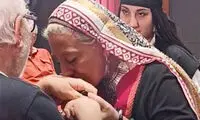 اشک‌های زهرا داودنژاد و دخترش با دیدن تصویر زنده‌یاد رضا