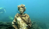 کشف مجسمه‌ ۳۰۰۰ ساله دست‌نخورده از زیرِ آب