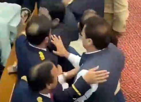 کتک‌کاری در پارلمان پاکستان بعد از عزل عمران خان