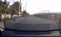 خوش‌شانسی شگفت‌انگیز یک موتورسوار در خیابان