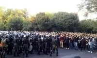 حمله به معترضانی که در خیابان بوق می‌زنند