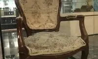 ناصرالدین‌شاه بعد از ترور روی این صندلی نشست