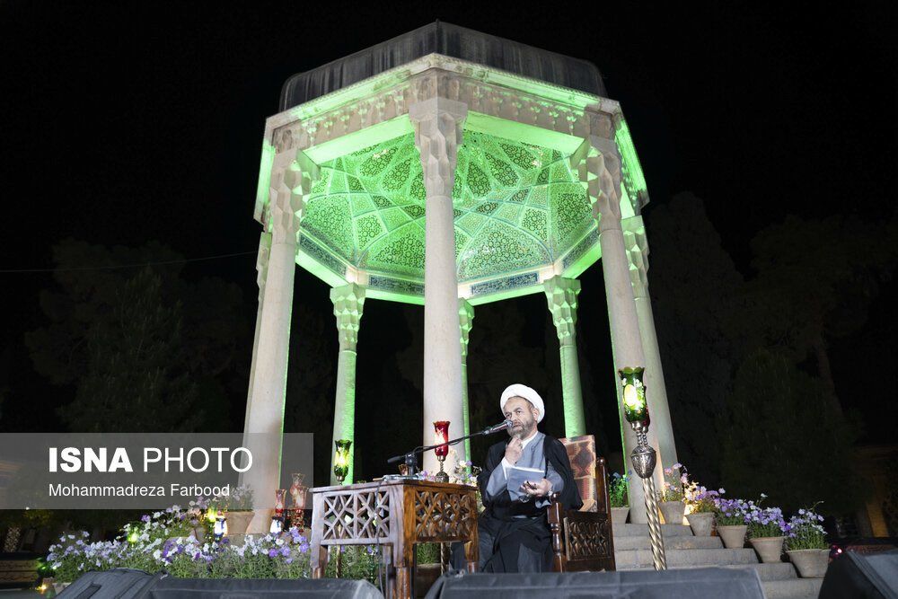 عجیب‌ترین عکس از حافظیه شیراز در شب احیا