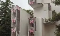جزئیات صورتی در نمای این خوابگاه جلب توجه می‌کند