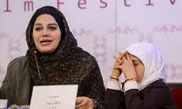 عکس: خوابیدن یک بازیگر در نشست خبری