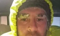 چهره سرمازده‌ی مامور پلیس در هنگام امدادرسانی