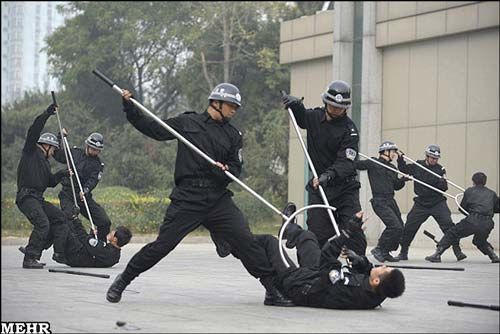 مقابله جالب پلیس چین با معترضان/ عکس