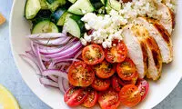 طرز تهیه سالاد یونانی؛ وعده‌ای خنک و پرفیبر