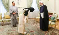 احترام ویژه و تیپ بانوی ژاپنی مقابل روحانی