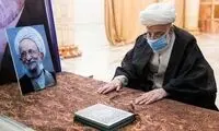 فاتحه‌خوانیِ جنتی بر سر مزار مصباح یزدی