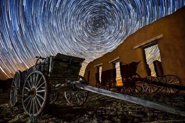 تایم لپسی زیبا از درخشش ستاره ها در آسمان شب کویر