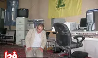 نماز خواندن صادق زیباکلام کنار پرچم حزب الله