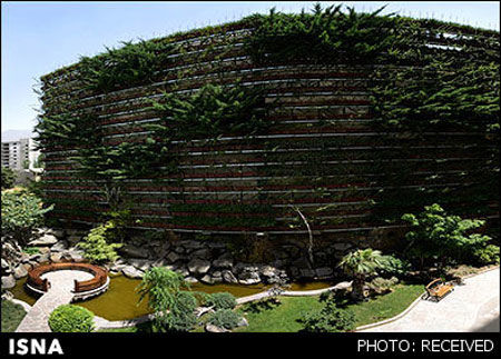 بزرگترین باغچه عمودی جهان در تهران!
