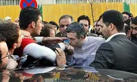 دست بوسی مشایی در مهرآباد +عکس