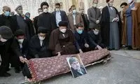 تصویری از سیدحسن خمینی بر سر مزار دایی‌اش