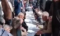 سفره خالی بازنشستگان اصفهان در خیابان پهن شد