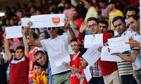 انتقاد جالب پرسپولیسی‌ها با بنر، کاغذ و شعار!