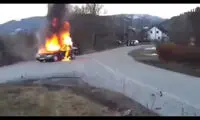 حرکت عجیب مرسدس بنز هنگام اطفای حریق!