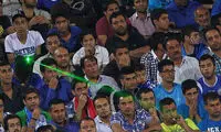 شناسایی تماشاگر مزاحم لیزر انداز! +عکس