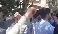 شعار خاصِ جمعی از مردان قرآن به دست در خیابان