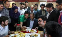 عکس سلفی دانشجویان با آقای وزیر