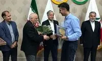 طعنه تلخ فردوسی‌پور به فروختن دکور برنامه نود