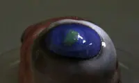 لنز چشمی که اشعه لیزر پرتاب می‌کند!