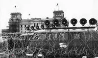 جنگ بلندگوها در کنار دیوار برلین!
