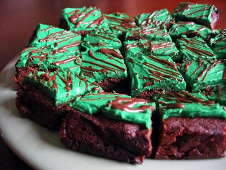 کیک خوشمزه با رویه شکلاتی سبز رنگ