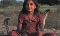 تنها دوستان این دختر مارها هستند!