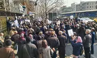تجمع بازنشستگان در مقابل سازمان تامین اجتماعی