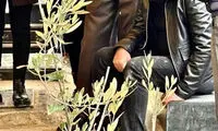 تصویری از آریا عظیمی‌نژاد بر سر مزار مادرش