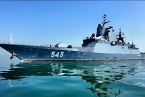 بازدید فرماند ارشد ایرانی از ناو روسیه در بندرعباس
