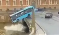 سقوط هولناک یک اتوبوسِ پر از مسافر به داخل رودخانه