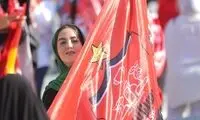نمازخواندن بانوی پرسپولیس در ورزشگاه!