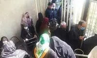 صف طولانی سالمندان ۸۰ساله برای تزریق واکسن