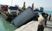 سقوط کامیون به دریا در اسکله لافت