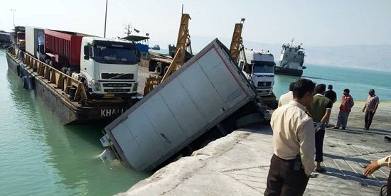 سقوط کامیون به دریا در اسکله لافت