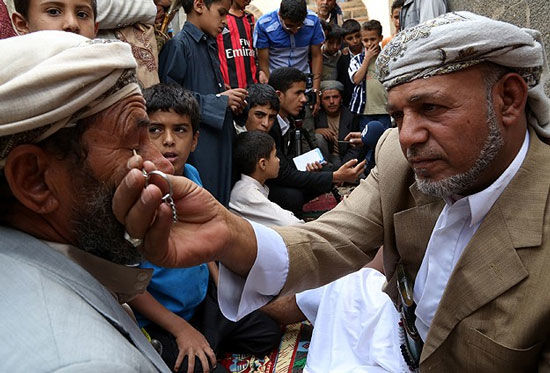 سرمه کشی مردان یمنی +عکس