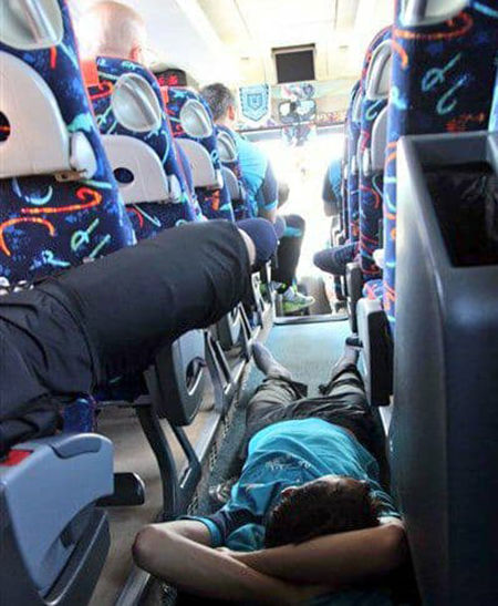 کف‌خوابی مسافران نوروزی در اتوبوس‌ها