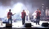 کنسرت گروه سون با كت و شلوار قرمز