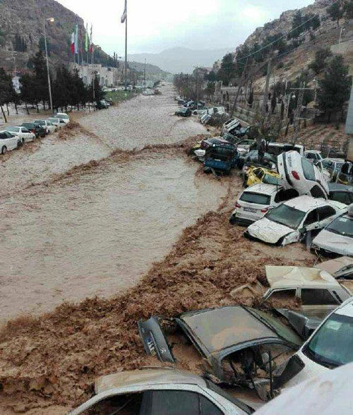 جاری شدن سیلاب وحشتناک در دروازه قرآن شیراز