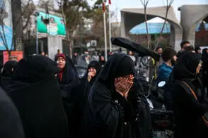 تصاویری از تجمع سوگواران مقابل دانشگاه تهران