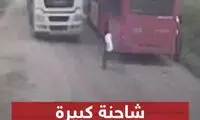 تصادف وحشتناک یک کودک با تریلی در ترکیه