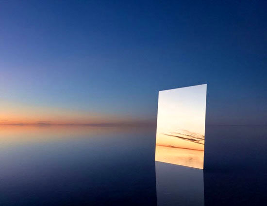 عکس‌های زیبا با آینه بزرگ در صحرای نمک