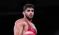 ساروی مدال طلا را به گردن آویخت