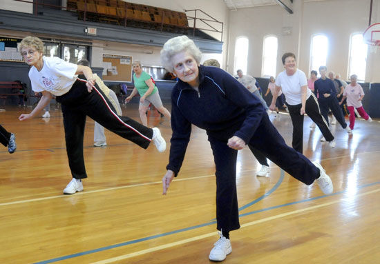 آموزش نرمش تعادل برای سالمندان